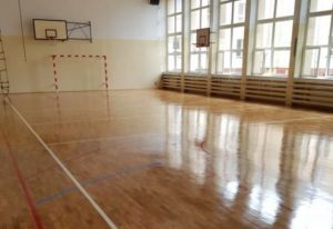 Odnowiono parkiet w sali gimnastycznej szkoły podstawowej w Miotku
